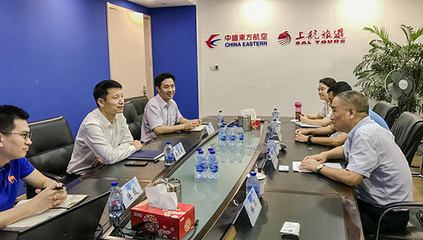 7月9日，集團(tuán)公司董事長李漢東、副總經(jīng)理龔勇一行前往上航假期國際旅行社總部，拜訪上航假期總經(jīng)理靳黎軍，雙方就下一步開展更加深入的合作進(jìn)行了洽談。市場營銷部、經(jīng)營管理部相關(guān)負(fù)責(zé)人陪同參加。.png