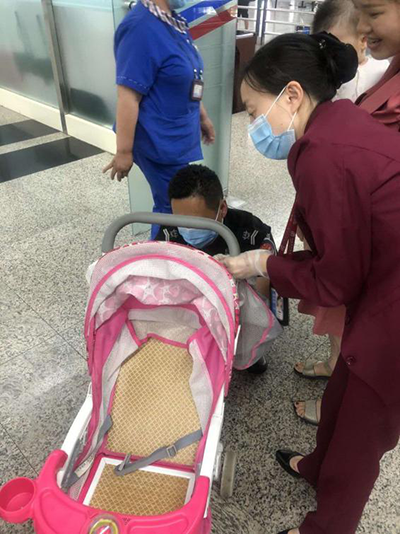 圖片1.png“真情服務”是讓旅客更加安心、放心、舒心的出行。行查室作為部門進港服務的最后一個環(huán)節(jié)，在日常工作中也很注重服務細節(jié)。6月10日，行查室工作人員幫助旅客打開嬰兒車，為她排憂解難。.png