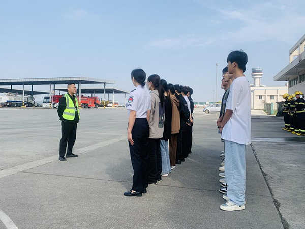 綿陽機場安檢站對閬中機場、民航校  實習(xí)生開展軍訓(xùn).png