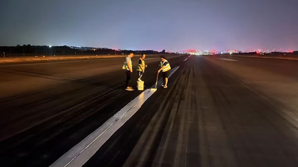 深夜，航班結(jié)束后，工作人員對跑道中心線進(jìn)行復(fù)新_副本.jpg